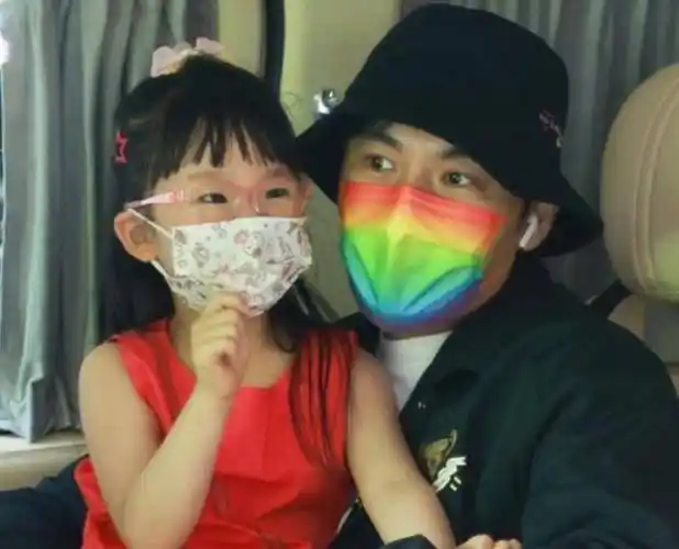 原创秦昊伊能静女儿小米粒近照曝光长得不像爸不像妈隔代遗传