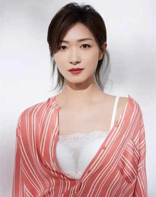 万茜高清美艳动人写真,娇俏可人!__财经头条