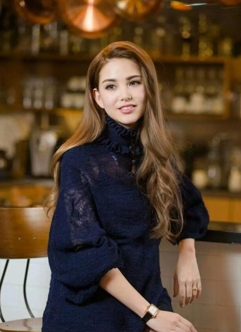 昆凌官宣三胎后首晒正面照肚子不太大右手钻戒倒挺大