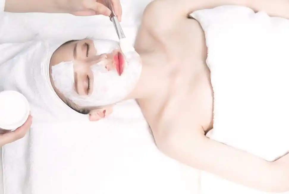 美容师给美女做面膜图片美容护肤品美肤产品图片在敷面膜的美女618