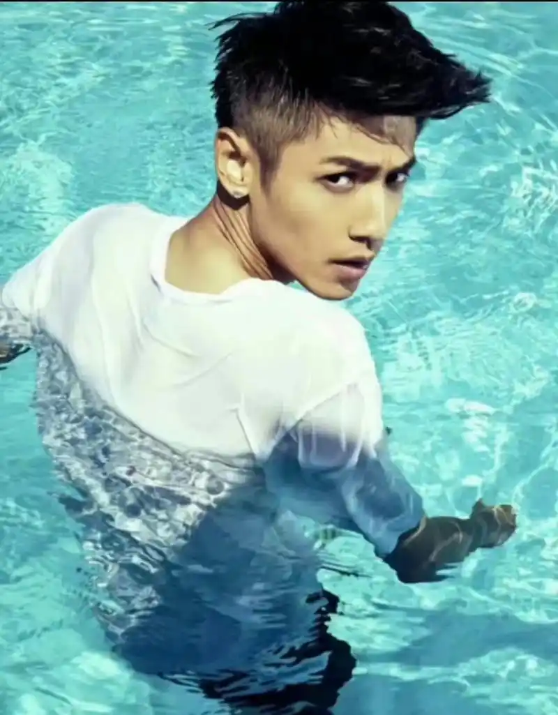 罗云熙硬汉造型,泳池,白t,若隐若现的腹肌,不得不说罗云熙还是有点