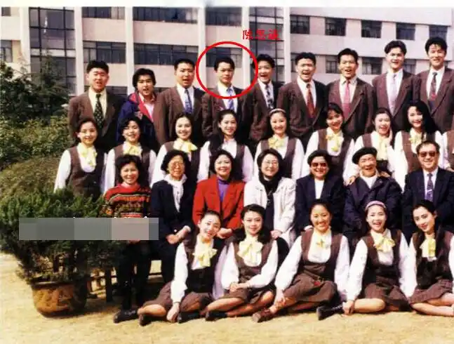 赵薇19年前青涩毕业照曝光 与陈思诚是同学