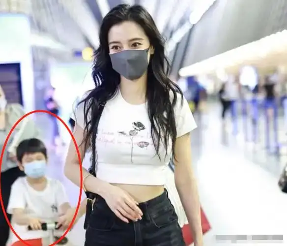 6岁小海绵乖巧懂事!杨颖带孩子巴黎时装周看展,酷似黄晓明