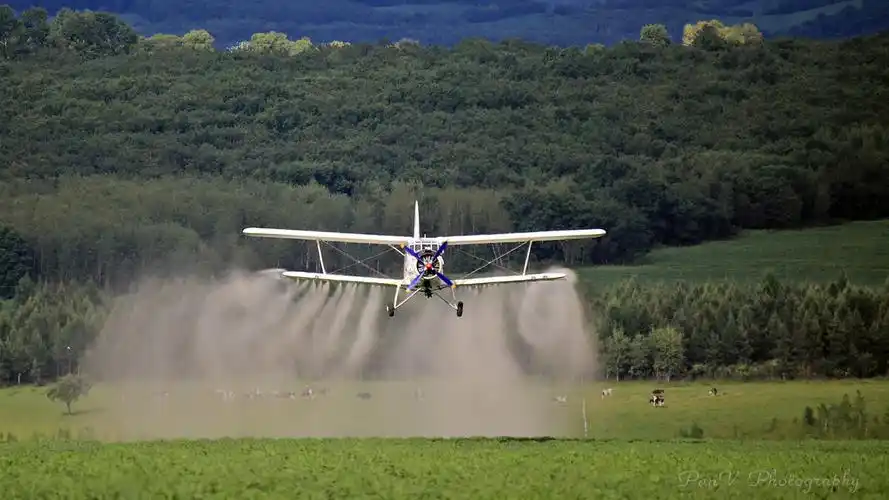 东北航空护林站飞机喷洒农药作业助力农业生产
