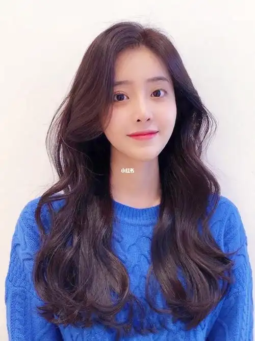 中长发女生生活标配法式大波浪卷发