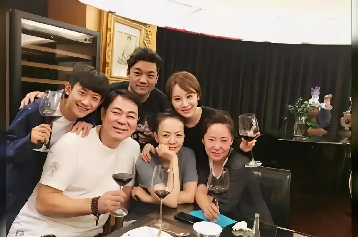 《家有儿女》多年以后全家福照片,转眼可爱的"儿女们"都已长大了!