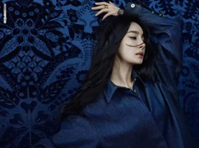 原创杨幂登时尚cosmo十二月封面袒露香肩演绎古堡名伶太美了