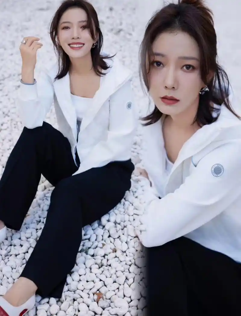 王珞丹穿搭 在笑与不笑之间 演绎白与黑的经典美 表情各有千秋 衣服