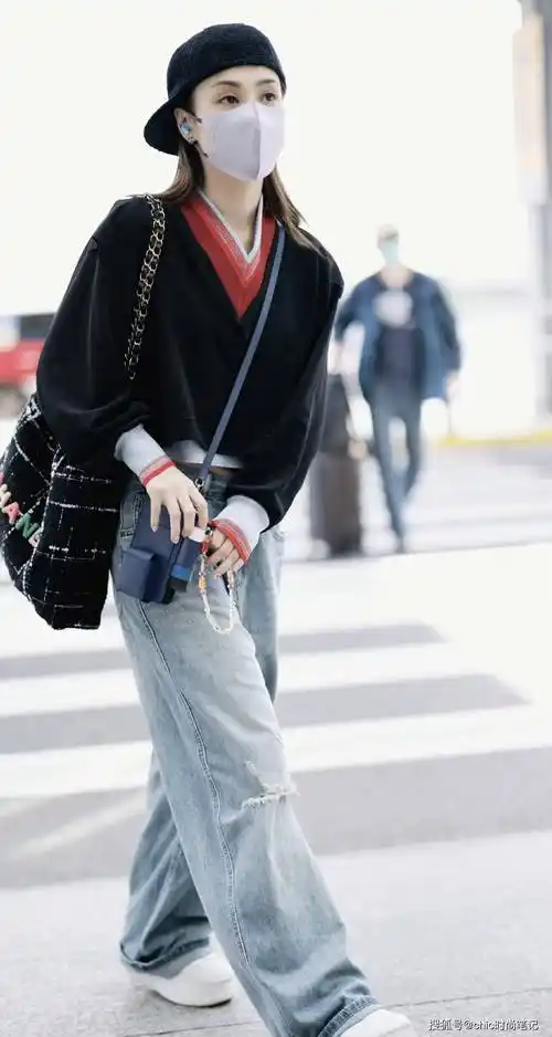 女明星机场穿搭,如何不露脸也能穿得美,不妨看看杨幂和赵露思_感觉_一