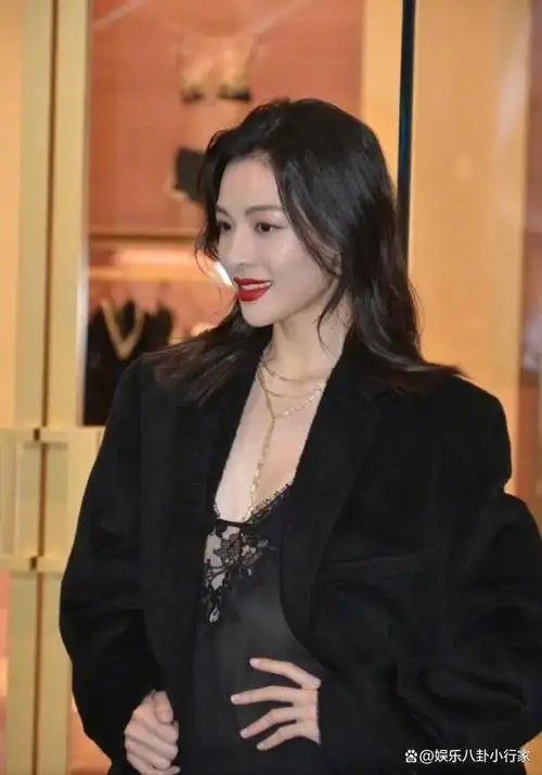 钟楚曦是明艳大气型美女她很适合混时尚圈很会展示自己的美貌