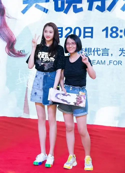 167cm欧阳娜娜撞上172cm关晓彤穿同款t看到关晓彤的腿我服了