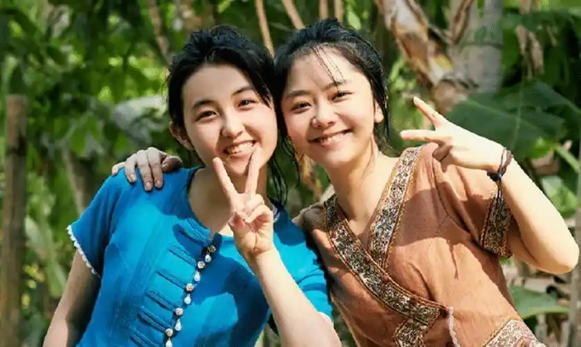 同样是穿民族服,谭松韵和张子枫并排走,谁的气质更佳很显然