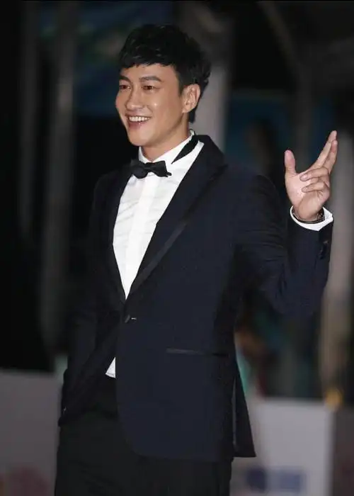 二,何润东是如何利用西装展现帅气的?