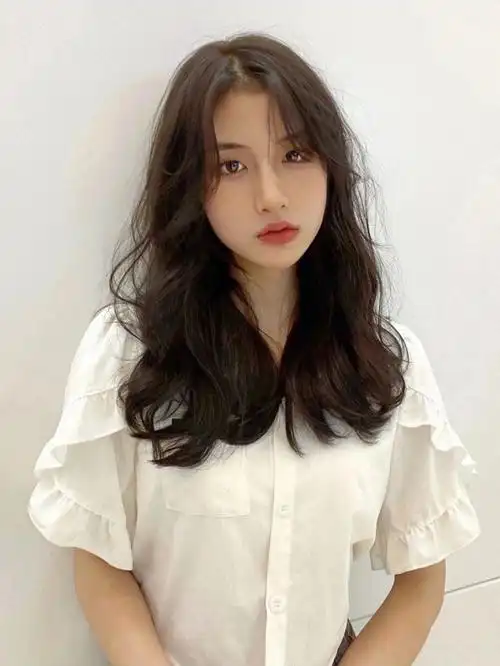 一款微卷发可盐可甜的发型