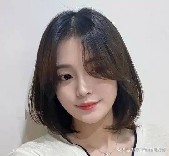 简单漂亮的短发内弯烫