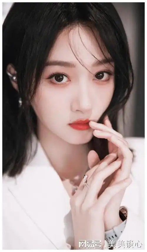 迪丽热巴关晓彤从小就展现出了自己的演艺天赋.