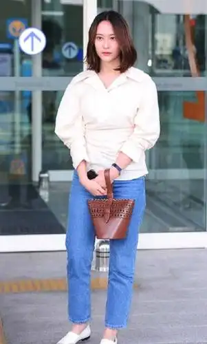 郑秀晶发福变胖 把衣服裤子撑成这样