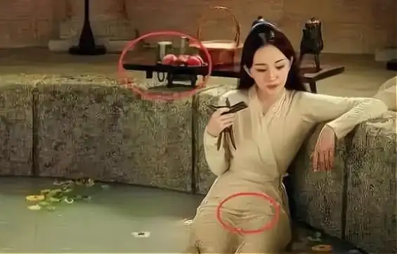 穿帮镜头四:姨妈巾一打就过分了啊,电影导演是否认为大伙儿不识字啊!