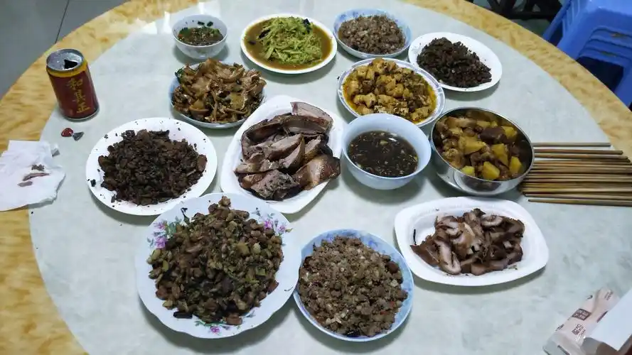 今晚请朋友到家里吃饭.