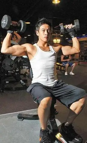 何润东举哑铃秀健硕双臂 1周跑4次健身房苦练胸肌