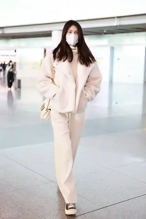 街拍:何穗白色羊羔绒外套 高领毛衣 阔腿裤温柔纯净_机场_北京_何穗