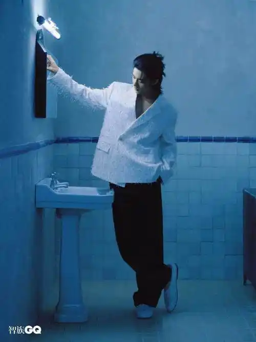 肖战白衬衫适配度简直是满分 一个眼神都会入迷