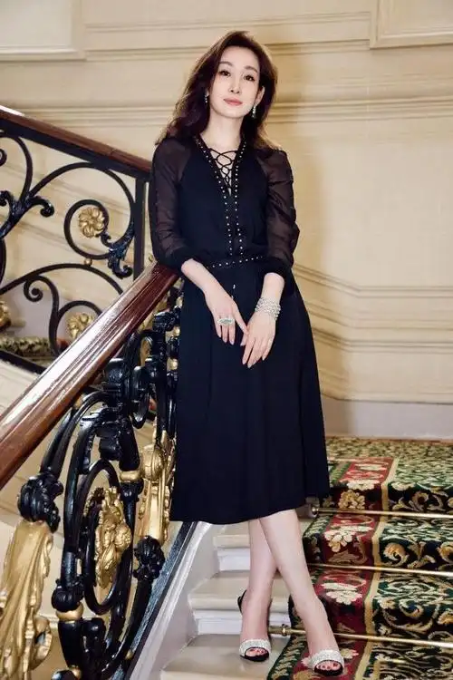 秦海璐深v礼服和透视装时尚穿搭惊艳巴黎40岁也风韵犹存