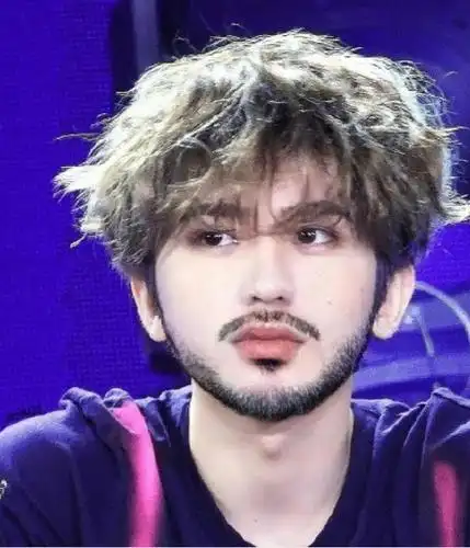 同男星留胡子:躲过吴磊,逃过易烊千玺,避开蔡徐坤,却被他迷住