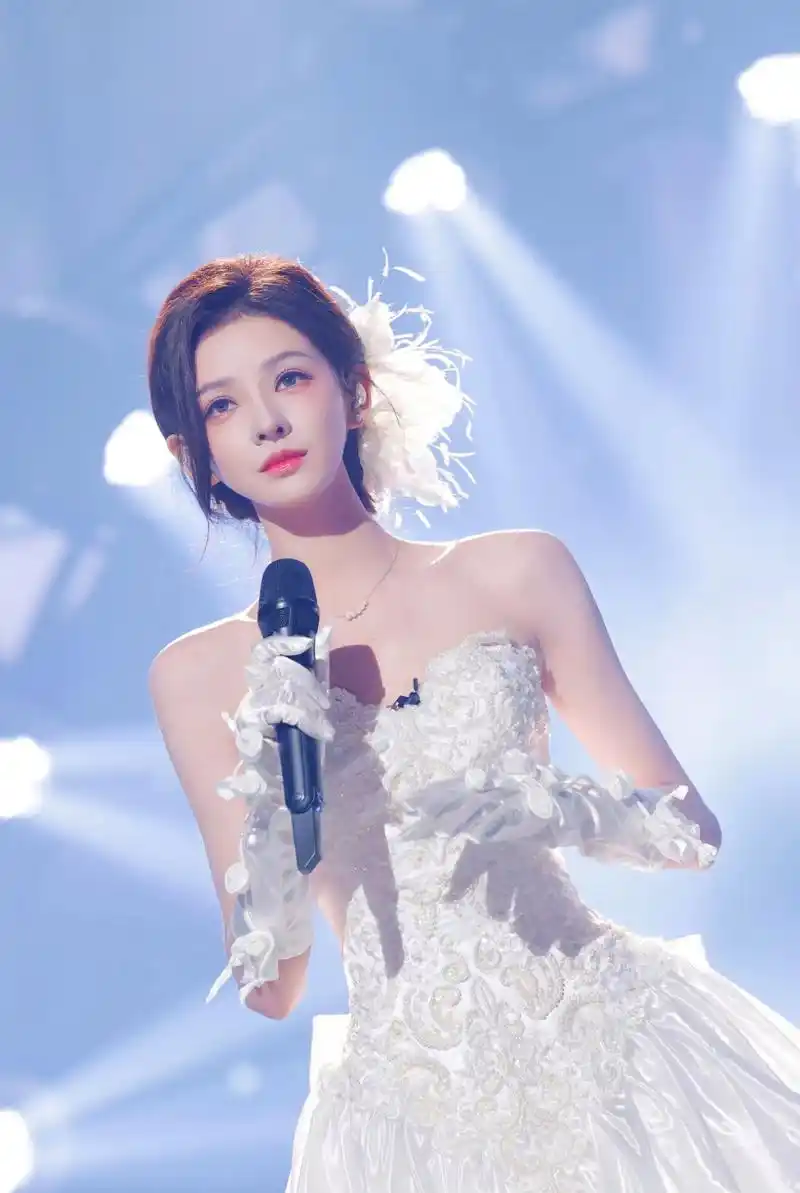 女神张予曦身穿白色礼服惊艳亮相,美翻全场.