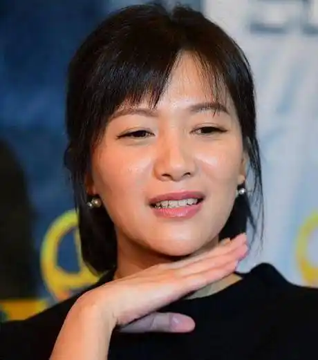 徐静蕾出席活动不修边幅,身材壮硕似大妈,脸冒油光文艺范尽失_女明星