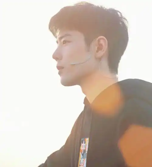 肖战qq微信头免费观看完整百度网盘1250p中英双语手机在线观看