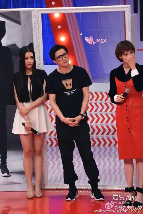 薛之谦 新闻 薛之谦实力壁咚撩妹现场!身高不够,鞋垫来凑!