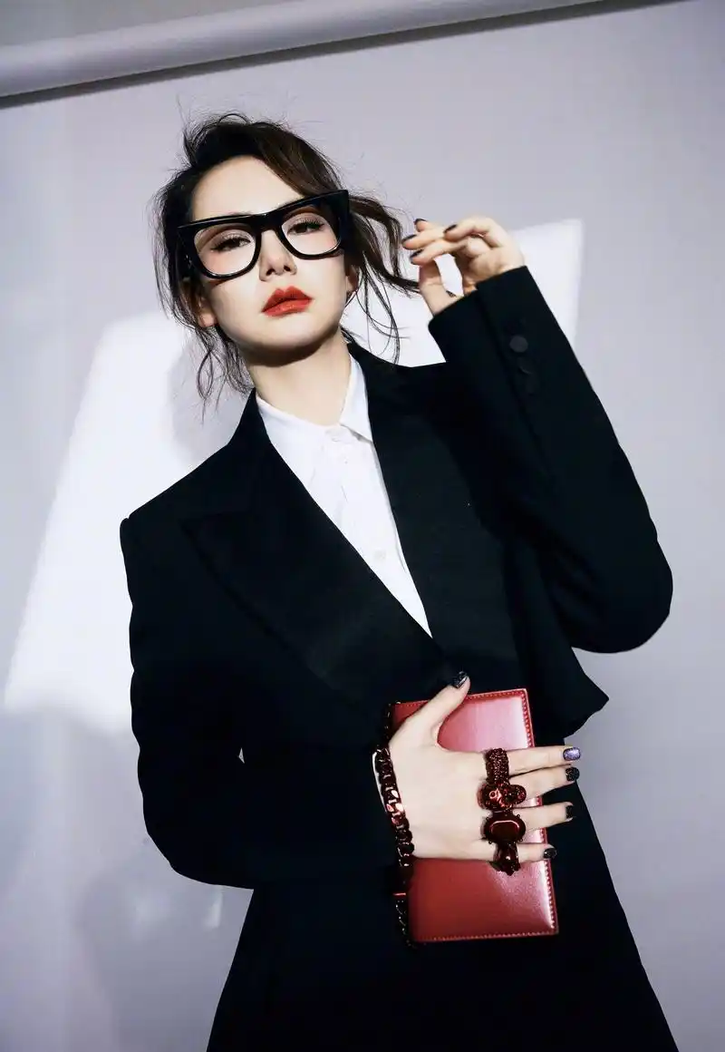 戚薇黑色西装霸气写真