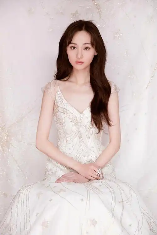 郑爽身着atelier pronovias 2020高定系列星辰裙装盛装
