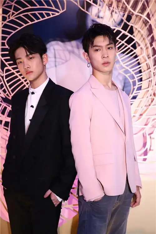 "明日之子"马伯骞帅气亮相时尚盛典 温柔清唱惹人心动