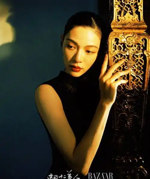 钟楚曦身穿旗袍韵味十足 灯影下娉婷袅娜美艳迷人_魅力十足_传统_突破