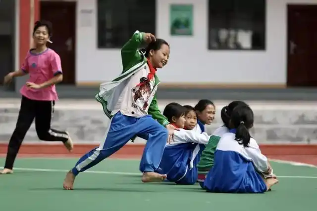 看着孩子们光脚走路如此欢乐,粉笔头老师们也加入了