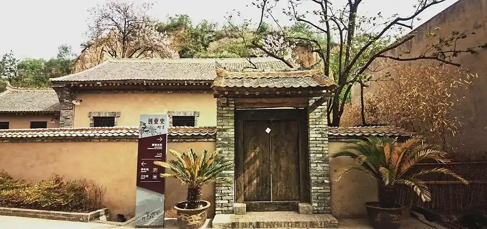 我眼前的南面是连绵不断的秦岭终南山,滈河从东南逶迤而来,皇甫村就