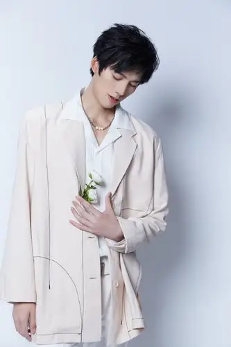 1225邓超元贝玲妃心动分享官邓超元aaron今日营业祝大家圣诞快乐merry