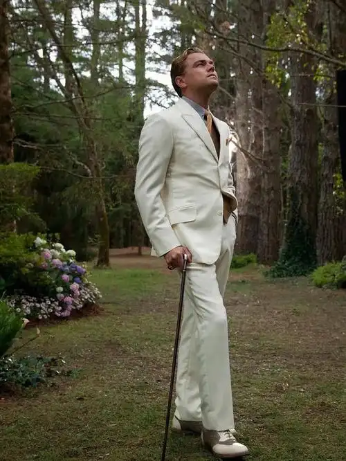 对比深色西服,休闲感十足,浅色有一种优雅气质在里面,更显年轻活力