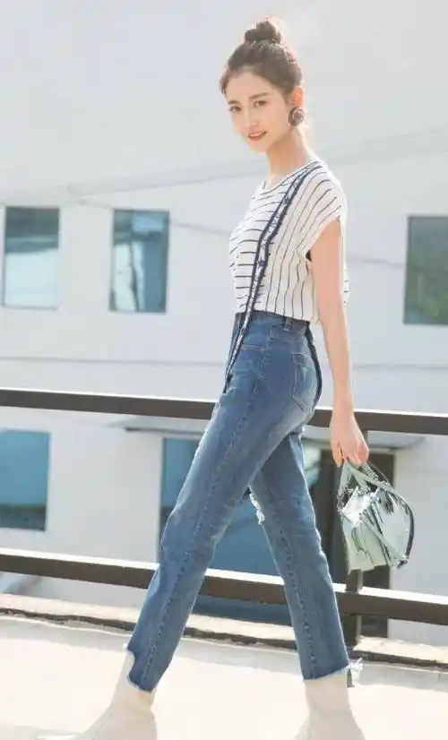 陈钰琪将牛仔裤剪成了几何体?刚好和靴子完美嵌入,难怪有逆天腿