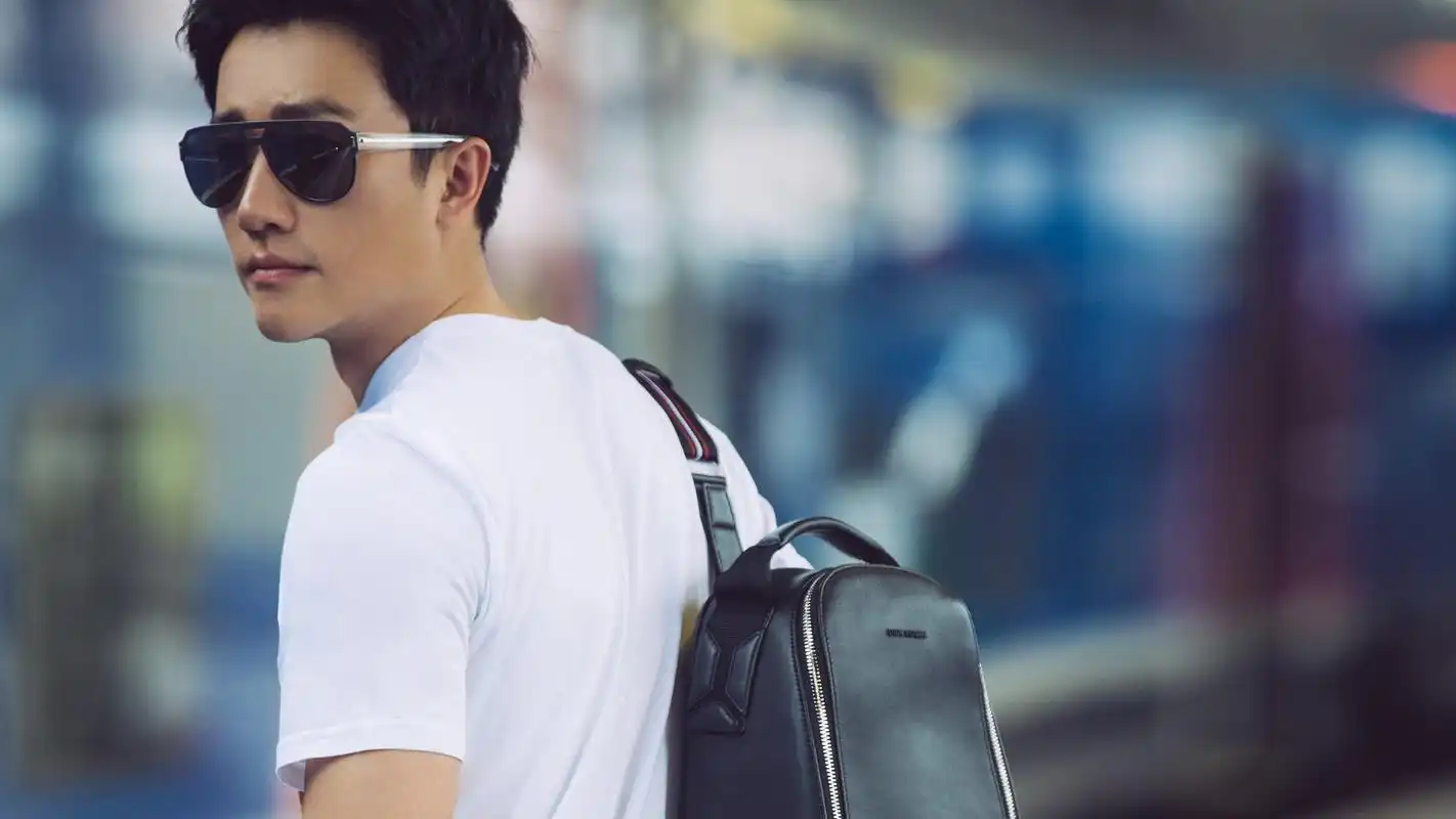 帅气型男黄轩街拍高清桌面壁纸