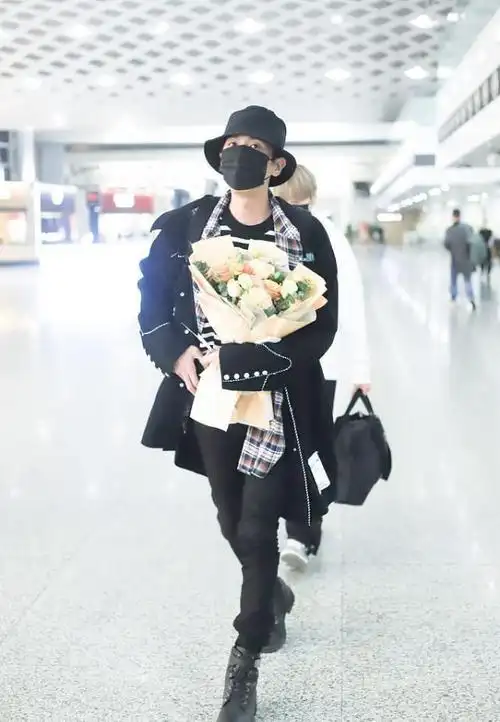 张若昀瘦成小鲜肉全黑穿搭看着挺有型腿看着比女生还细