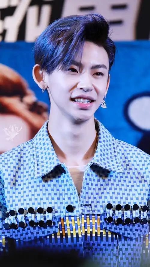 小鬼王琳凯超话#小鬼王琳凯#宝宝的蓝色头发好看极了捏麦斯威尔预览1p