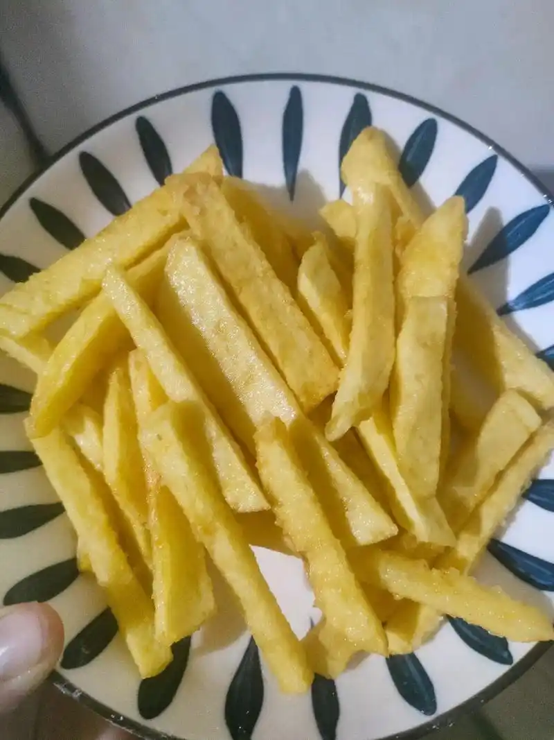 自制炸薯条93.土豆切条,用水多洗几遍,水清即可,然后用锅烧 - 抖音