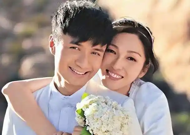 胡歌与妻子罕见同框,一同外出到超市大采购,夫妻二人分工明确