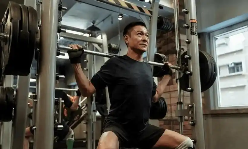 59岁刘德华近照曝光:越自律的人,越厉害_生活习惯_锻炼_运动