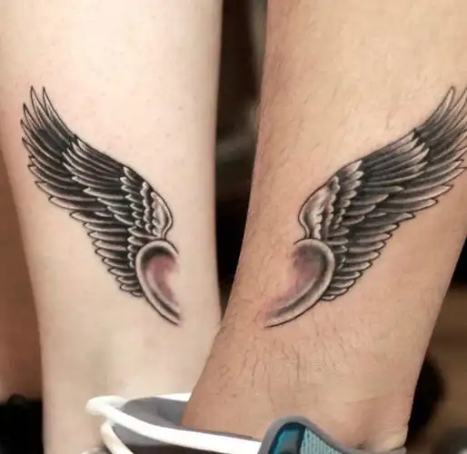 裸脚上的一对翅膀情侣纹身图案