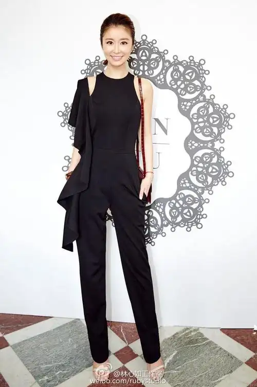 林心如40岁竟能穿的这么年轻漂亮难怪迷倒霍建华