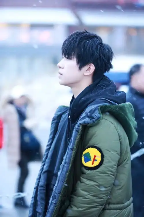 tfboys-易烊千玺  不过每次飞国外行程都好满,辛苦啦期待早日在电影